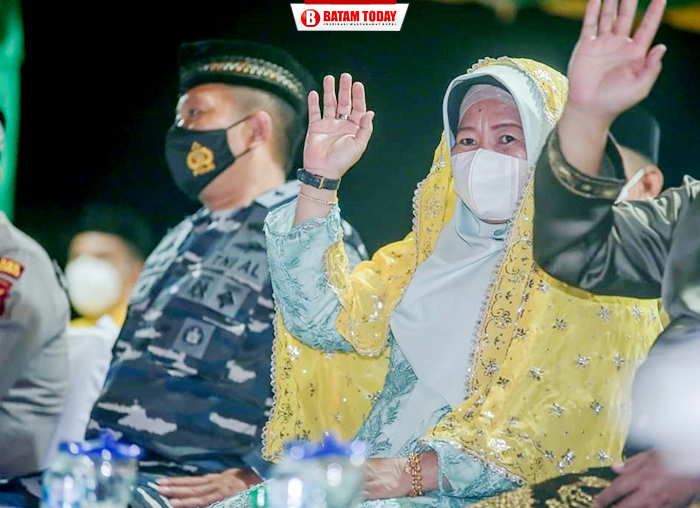 Ketua DPRD Anambas, Hasnidar saat melambaikan tangan kepada peserta STQ ke-VII